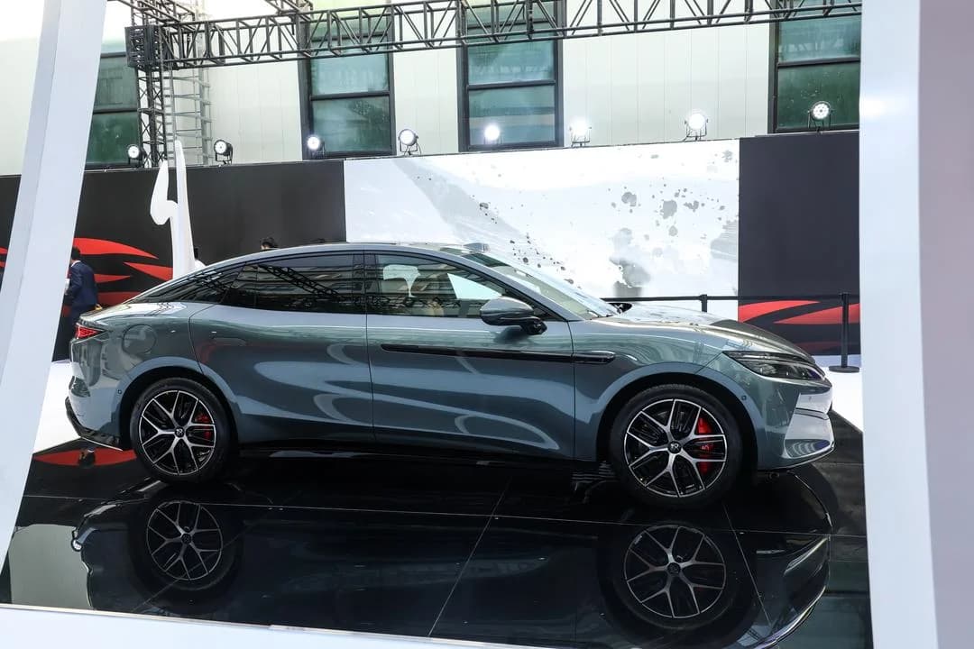 BYD Han L DM 2026 pose 2