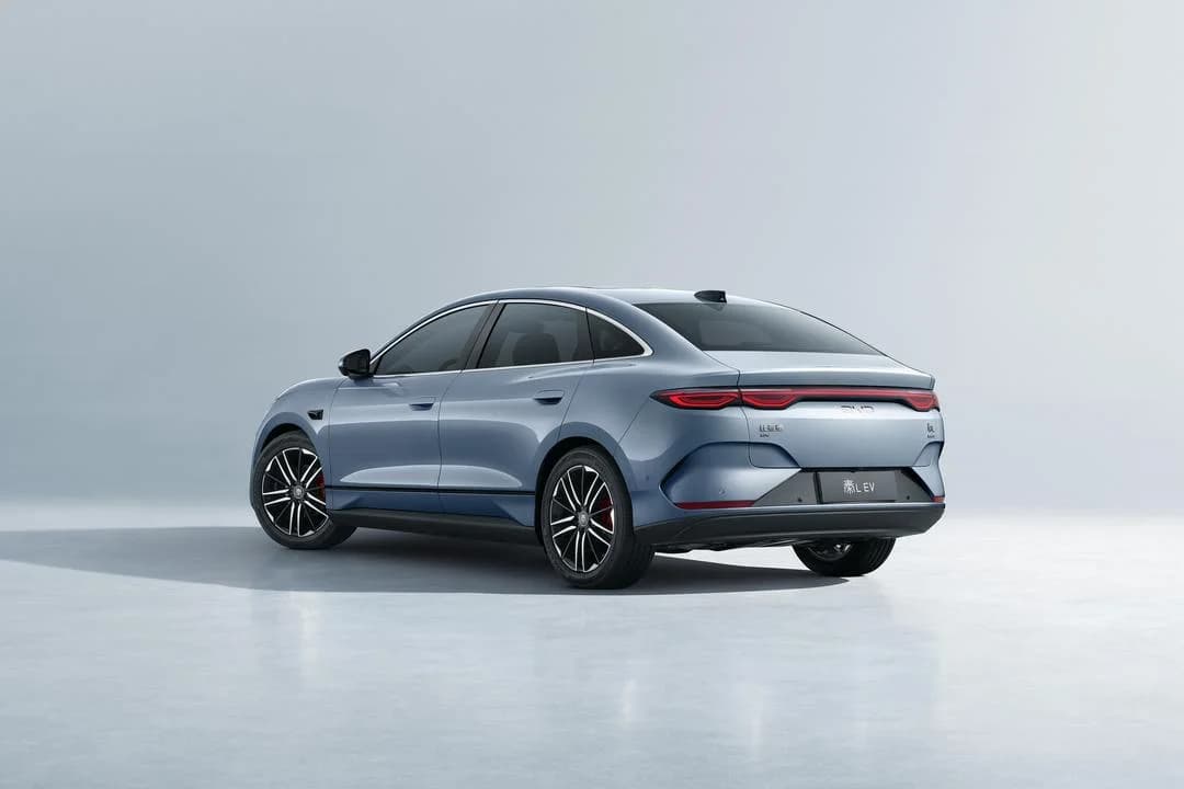 BYD Qin L EV 2026 pose 3