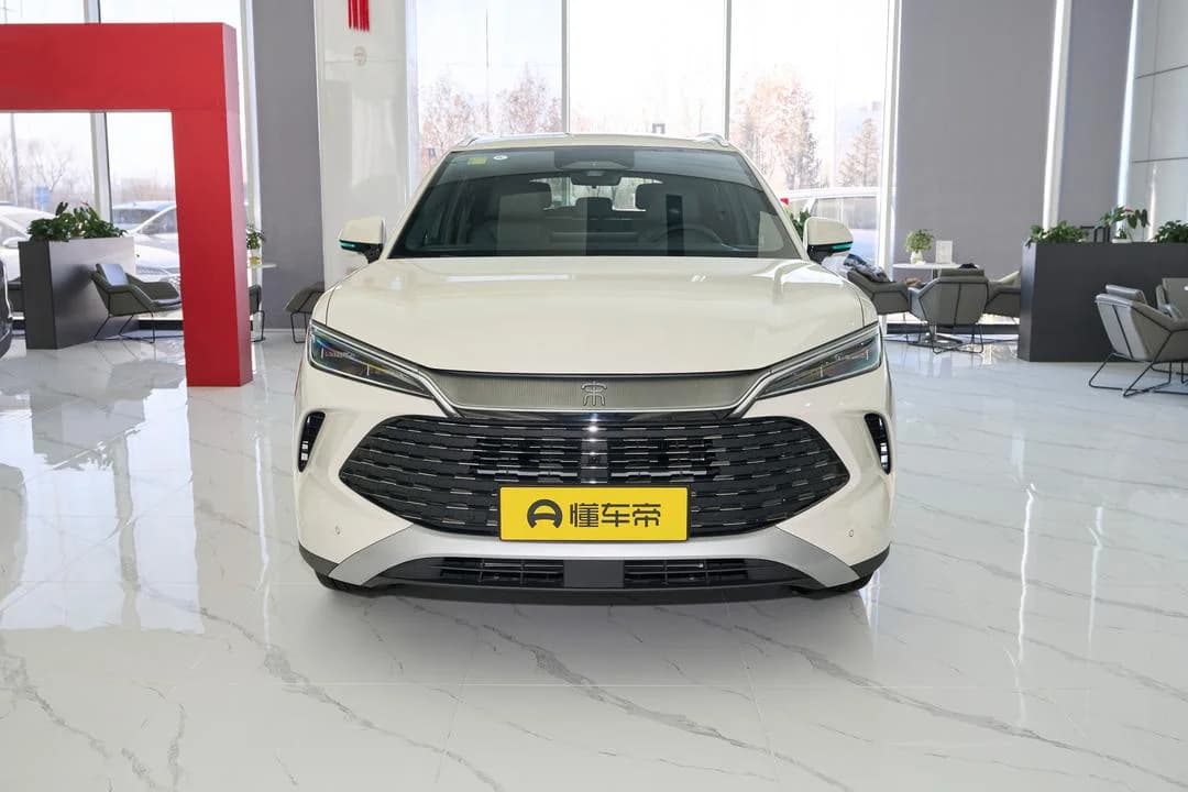 BYD Song L DM-i 2026 pose 2