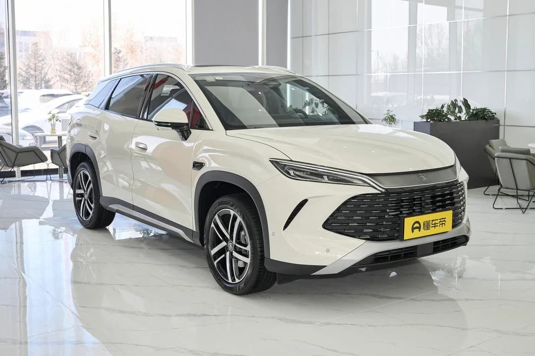 BYD Song L DM-i 2026 pose 3