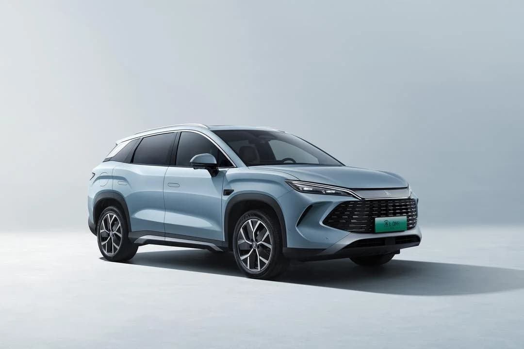 BYD Song L DM-i Intelligent Driving 2026 pose 3