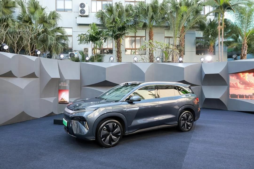 BYD Tang L EV 2026 pose 2