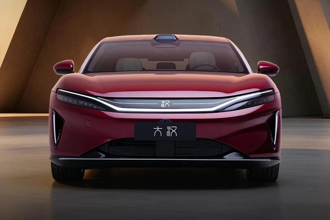 BYD Great Han EV 2026 pose 2