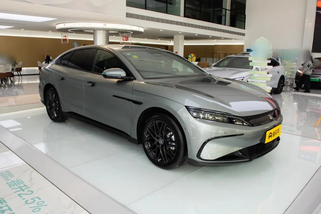 BYD Han EV Flash Charge 2026 pose 3