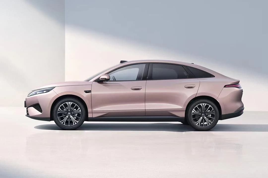 BYD Qin MAX EV 2026 pose 2