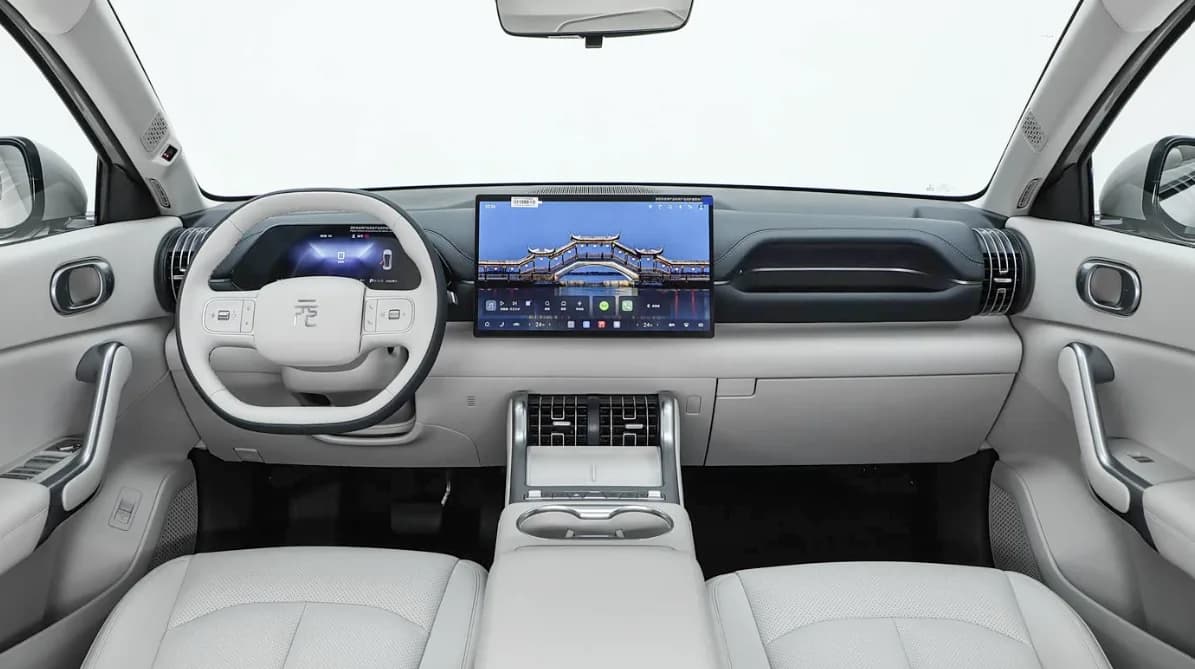 BYD Atto 3 โ driving